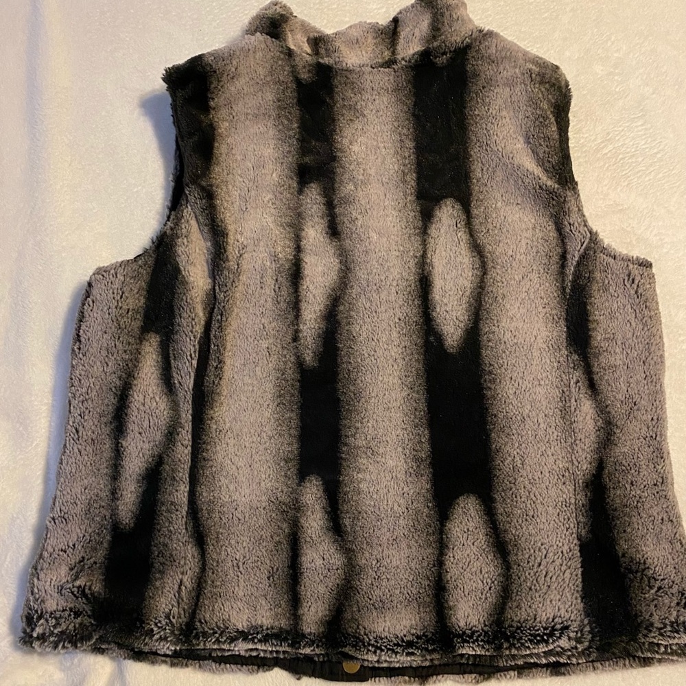 Reversible Puffer Vest - Picture 9 of 16